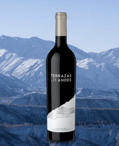 Botella de vino tinto de altura Terrazas de los Andes Origen Los Chacayes Malbec 2021 sobre las montañas de los Andes en Mendoza, Argentina