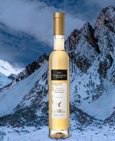 Botella de vino blanco dulce Petit Manseng Terrazas de los Andes frente a las montañas de los Andes en Mendoza Argentina