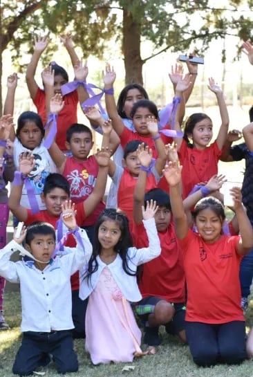 Radiant and joyful, children enthusiastically celebrate at the gathering of the educational program 'Educating in the Grape Harvest,' an initiative supported by Terrazas de los Andes that aims to engage local communities by providing educational and recreational materials.
