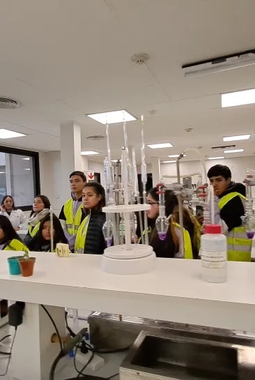 Fourth and fifth-year high school students in the Uco Valley explore the wine production process in a laboratory as part of the educational visits program. Designed to inspire and prepare young individuals for higher education and the workforce, Terrazas de los Andes warmly welcomes them, sharing our values and savoir-faire.