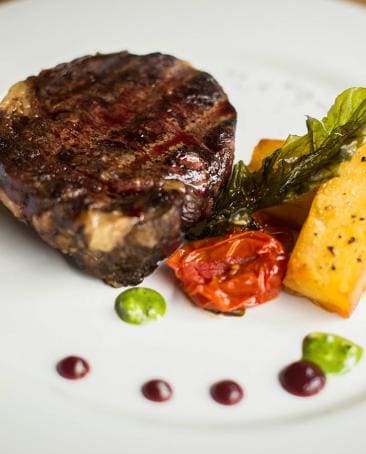 A dish of sirloin strip steak, ideal foodpairing for terrazas de los Andes parcel Licán Malbec