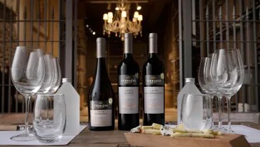 Tres vinos sobre una mesa en una bodega de vinos argentinos Terrazas de los Andes