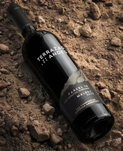 Garrafa de Terrazas de los Andes Parcel Los Cerezos Malbec 2022, vinho tinto de altitude, nas montanhas dos Andes, em Mendoza, Argentina