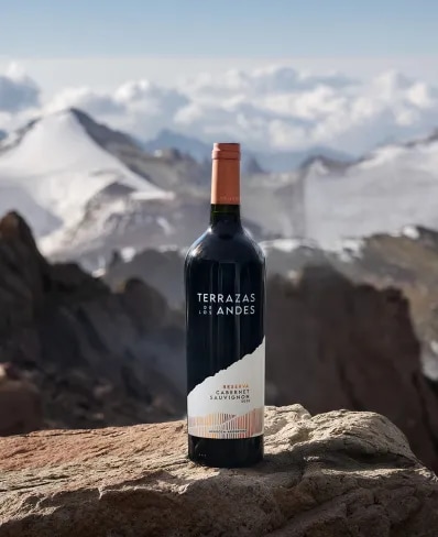Botella de vino tinto de altura Terrazas de los Andes Reserva Cabernet Sauvignon 2023 sobre las montañas de Los Andes en Mendoza, Argentina