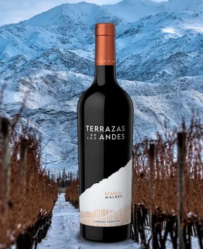 Botella de vino tinto de altura Terrazas de los Andes Reserva Malbec 2021 sobre las montañas de Los Andes en Mendoza, Argentina