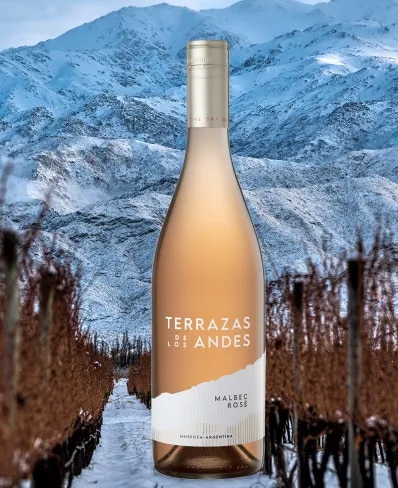Botella de vino tinto de altura Terrazas de los Andes Reserva Malbec Rosé Malbec 2023 sobre las montañas de los Andes en Mendoza, Argentina