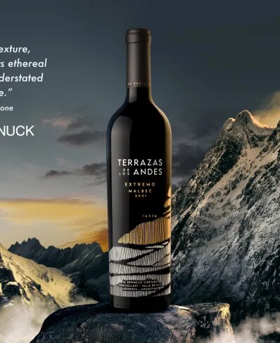 Botella de vino tinto de altura Terrazas de los Andes Extremo Malbec 2021 sobre las montañas de Los Andes en Mendoza, Argentina
