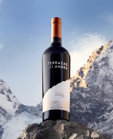 Botella de vino tinto de altura Terrazas de los Andes Reserva Malbec 2023 sobre las montañas de Los Andes en Mendoza, Argentina