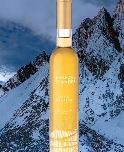 Botella de vino blanco dulce de altura Terrazas de los Andes Petit Manseng 2020 sobre las montañas de Los Andes en Mendoza, Argentina