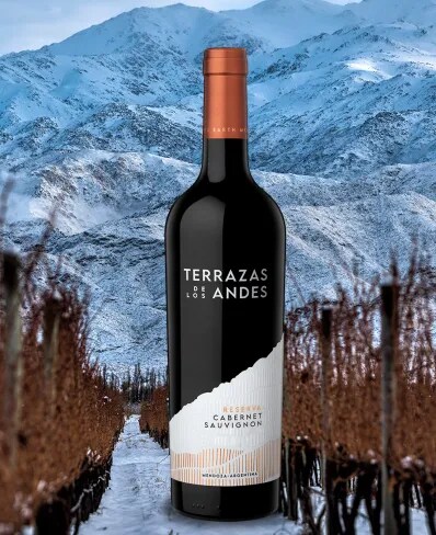 Botella de vino tinto de altura Terrazas de los Andes Reserva Cabernet Sauvignon 2021 sobre las montañas de Los Andes en Mendoza, Argentina