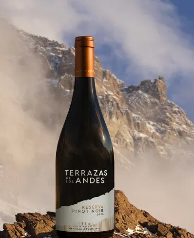 Botella de vino tinto de altura Terrazas de los Andes Reserva Pinot Noir 2025 sobre las montañas de los Andes en Mendoza, Argentina